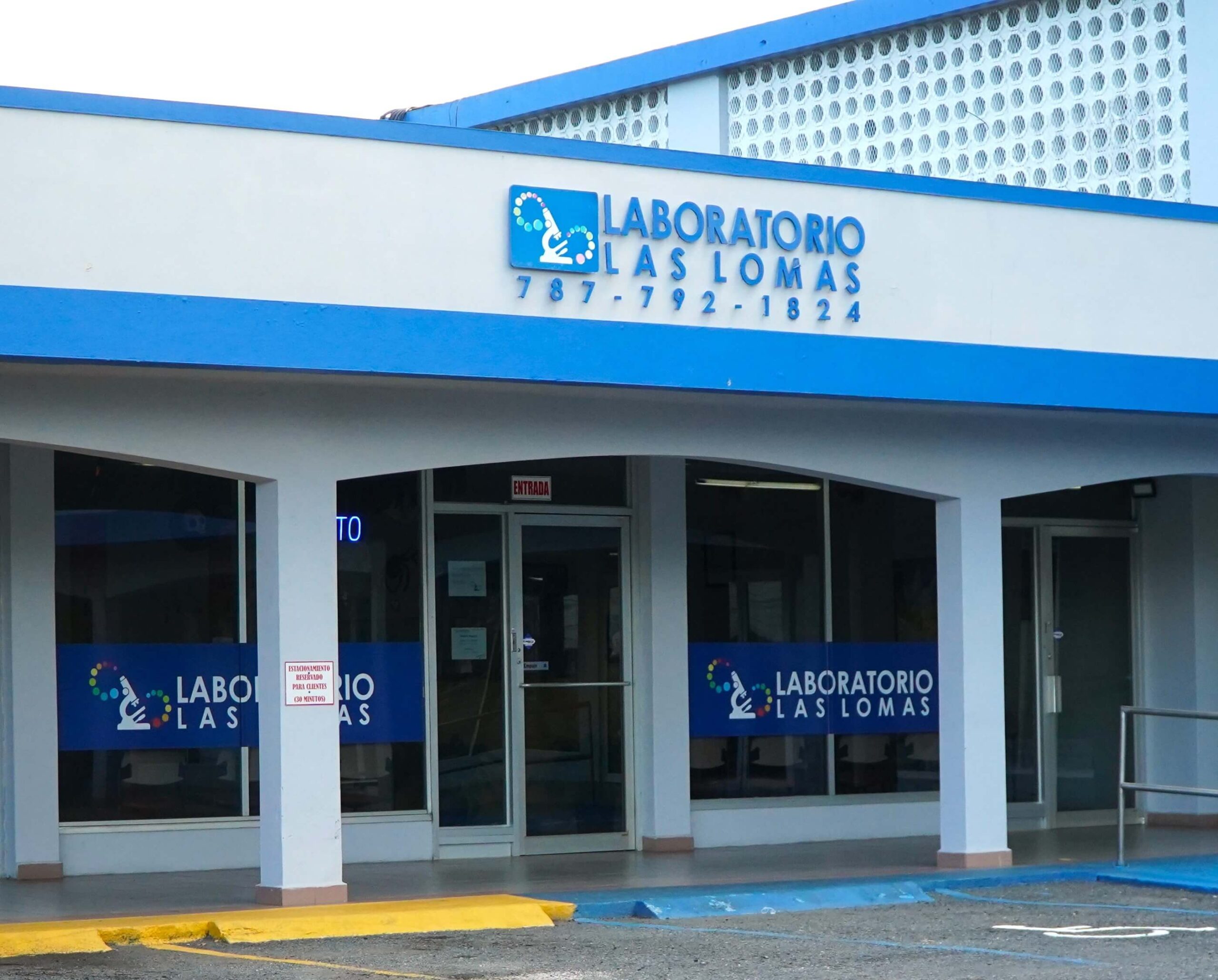 Instalaciones-Nustra Empresa-Fachada-del-Lab Fachada del Laboratorio Las Lomas